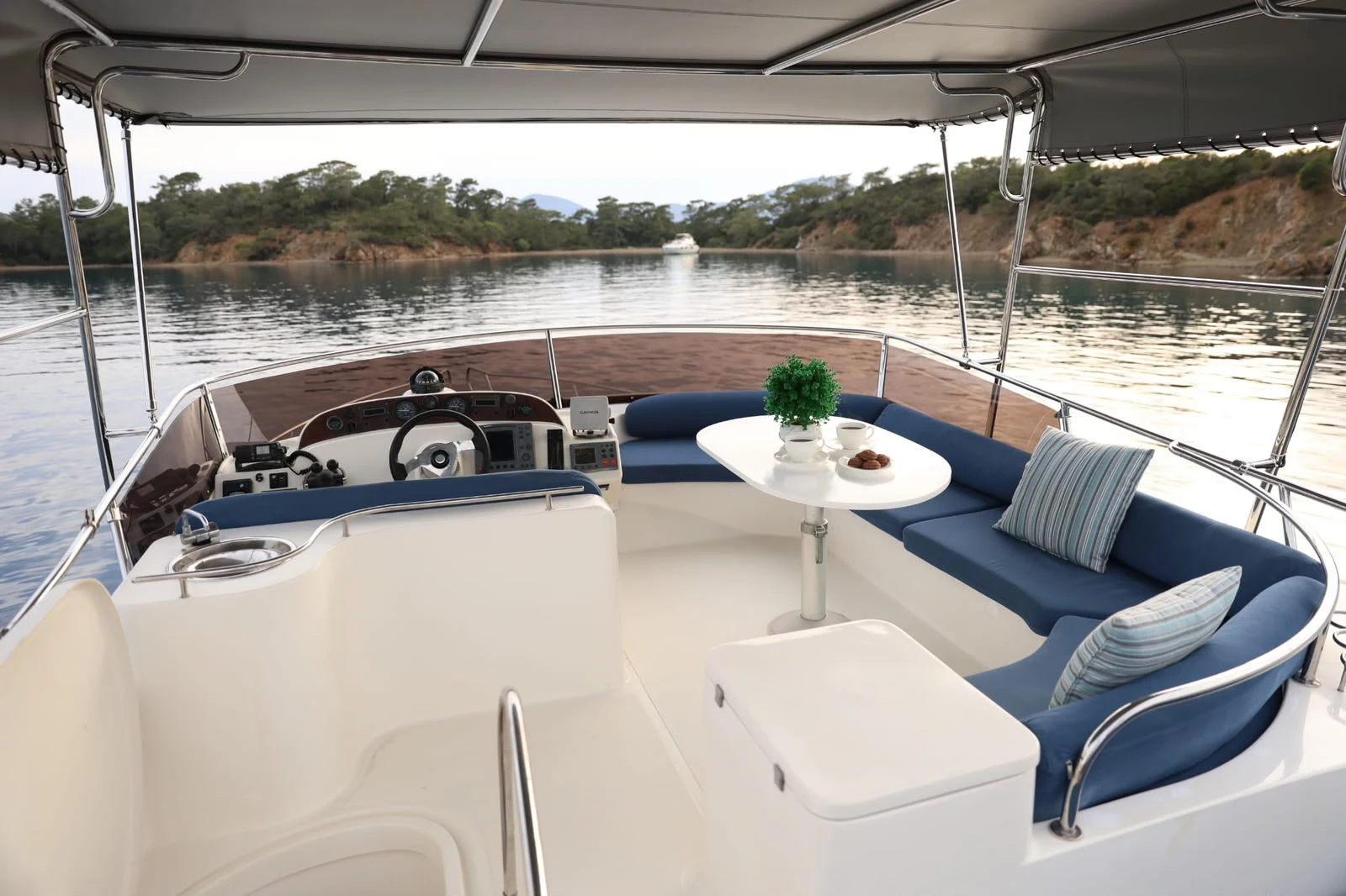 Boreas Göcek Motoryat kiralama 2 kabin 4 kişilik (5)