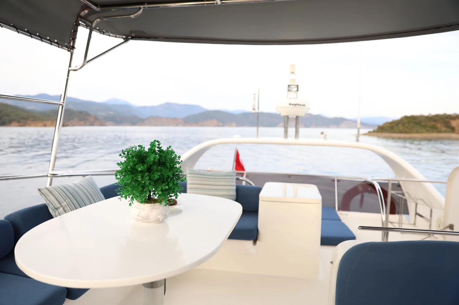 Boreas Göcek Motoryat kiralama 2 kabin 4 kişilik (6)
