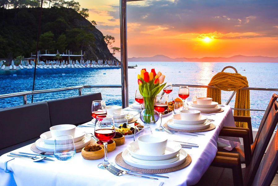Tulipa Göcek 2 kabin 4 kişi trawler tekne (10)