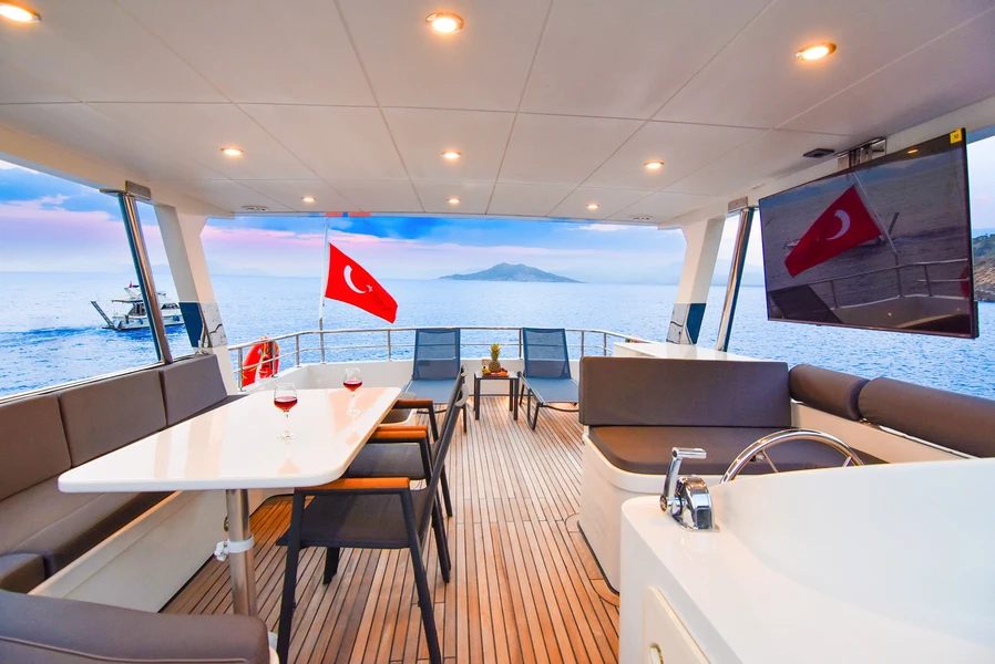 Tulipa Göcek 2 kabin 4 kişi trawler tekne (11)