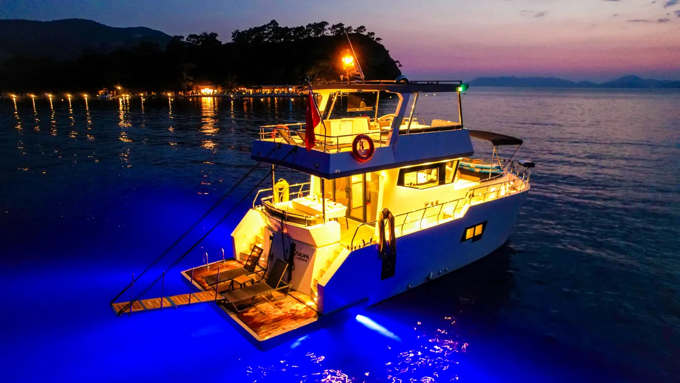 Tulipa Göcek 2 kabin 4 kişi trawler tekne (3)