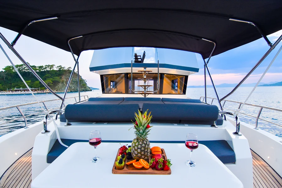 Tulipa Göcek 2 kabin 4 kişi trawler tekne (6)
