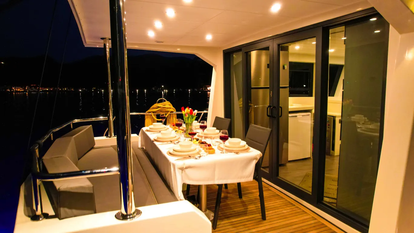 Tulipa Göcek 2 kabin 4 kişi trawler tekne (8)